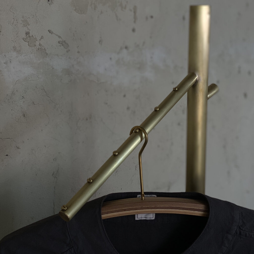 店舗限定商品_真鍮コートハンガー_ケヤキ_ビス6